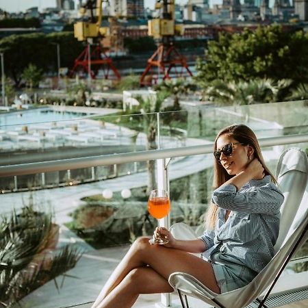 Готель Sls Buenos Aires Puerto Madero Екстер'єр фото A woman drinking an Aperol Spritz