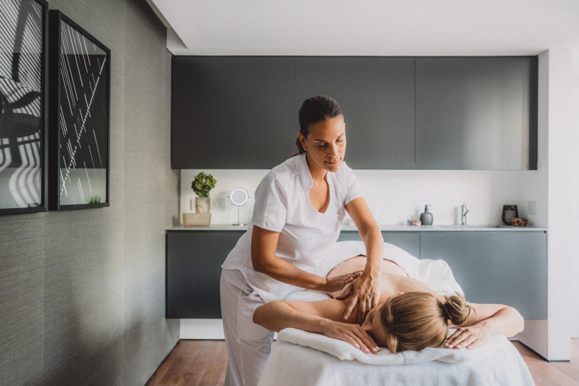 Готель Sls Buenos Aires Puerto Madero Екстер'єр фото A massage therapist treating a patient