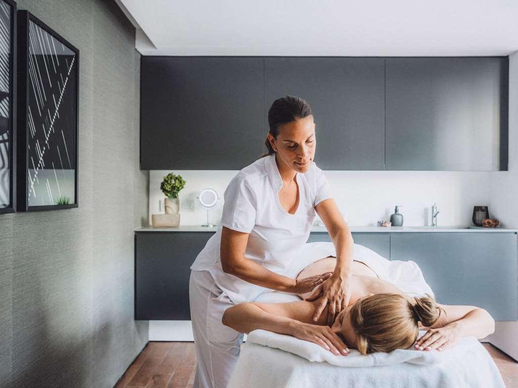 Готель Sls Buenos Aires Puerto Madero Зручності фото A massage therapist treating a patient