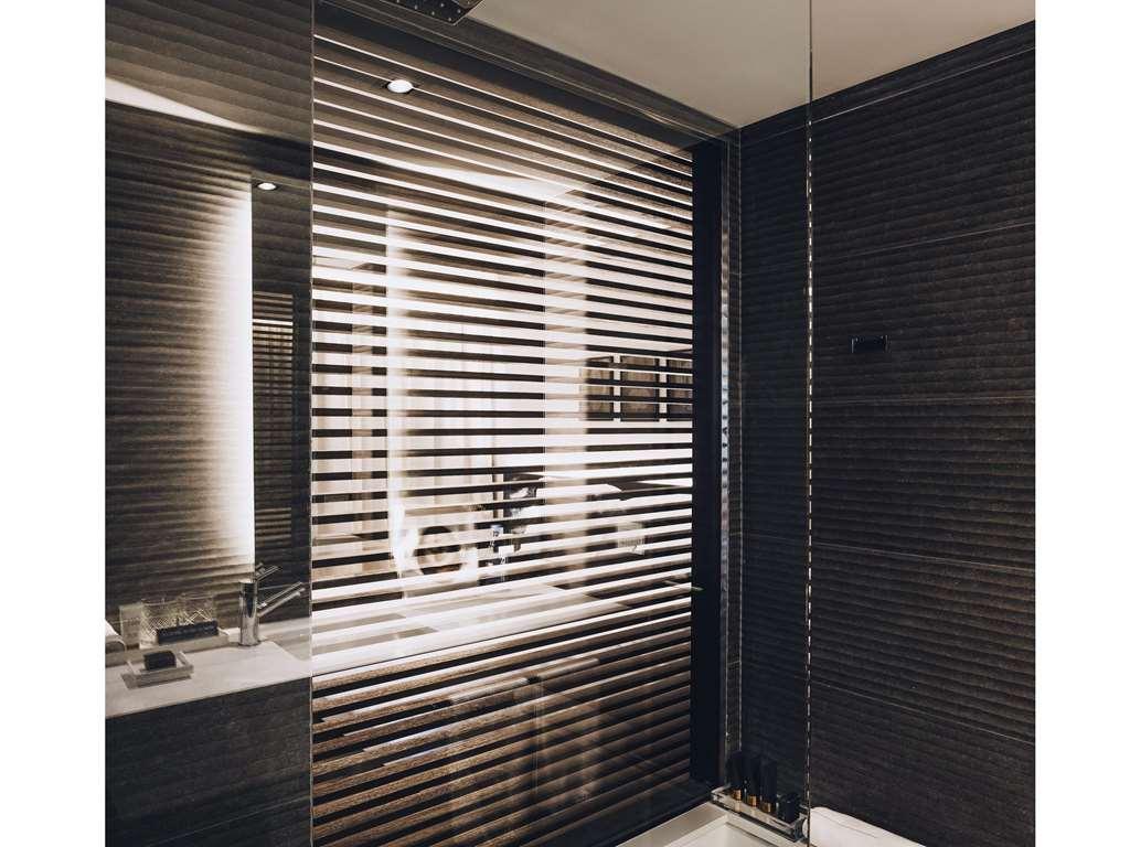 Готель Sls Buenos Aires Puerto Madero Номер фото A shower enclosure with a fixed glass panel